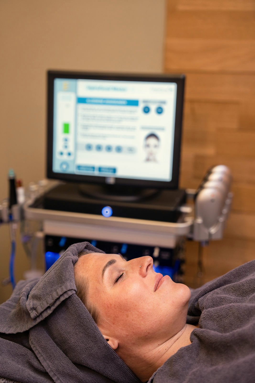 HydraFacial-Handstück während der Behandlung