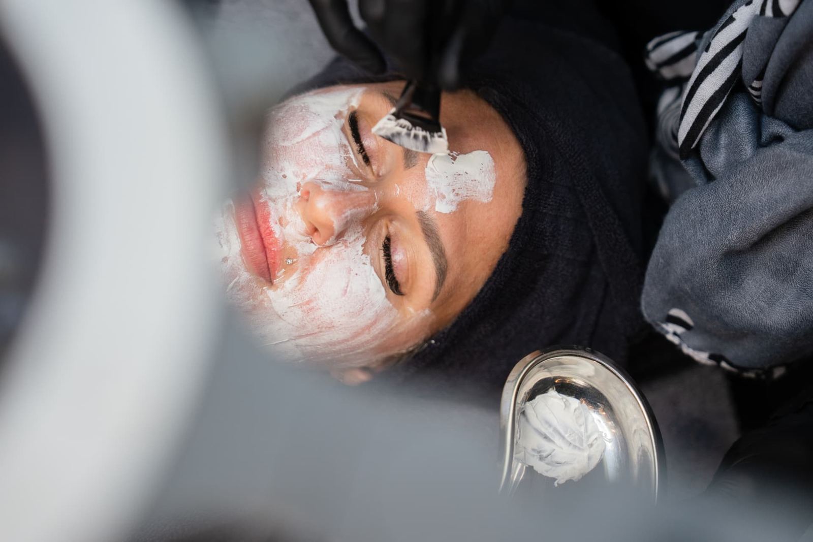 Maske wird mit dem Pinsel aufgetragen