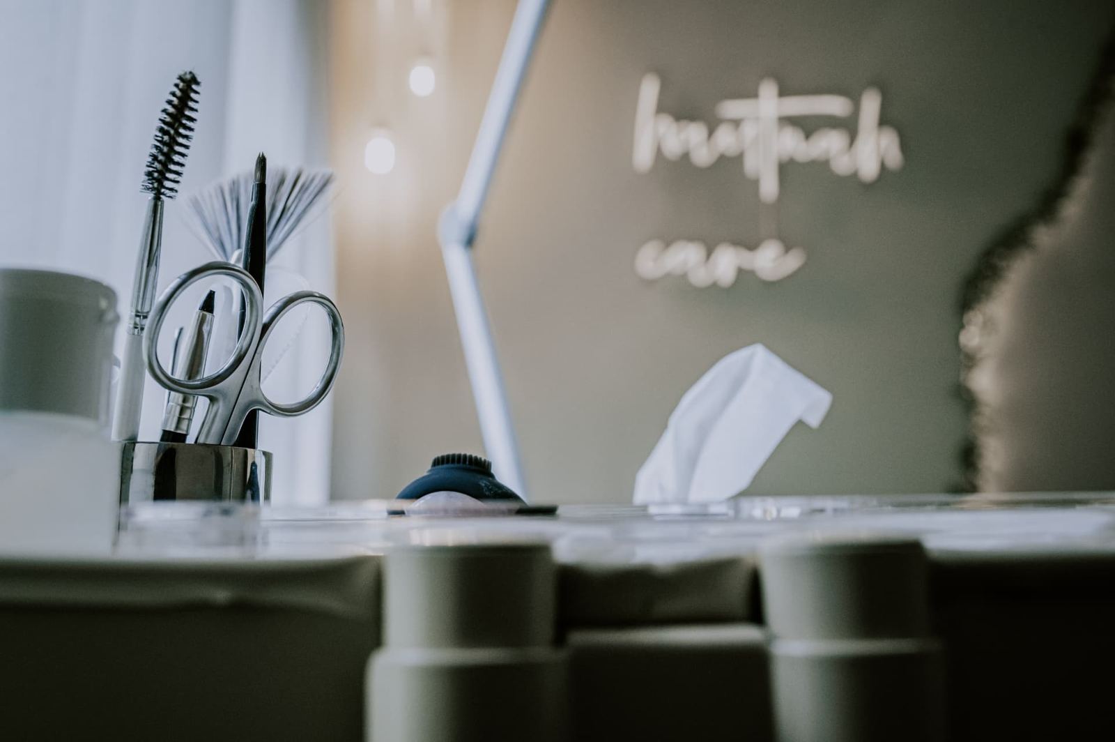 Pinsel und Schere auf dem Arbeitswagen im Behandlungsraum