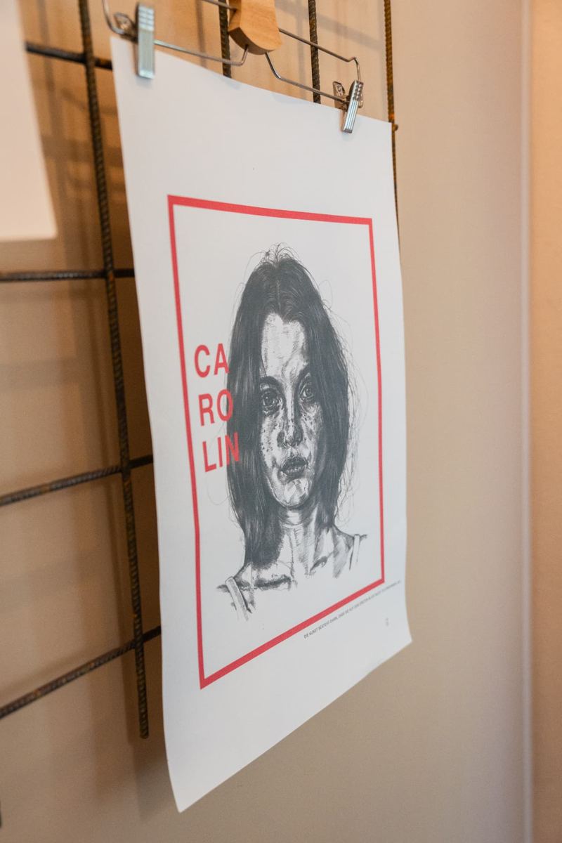 Kunstdruck mit Porträtzeichnung an der Wand im Kosmos