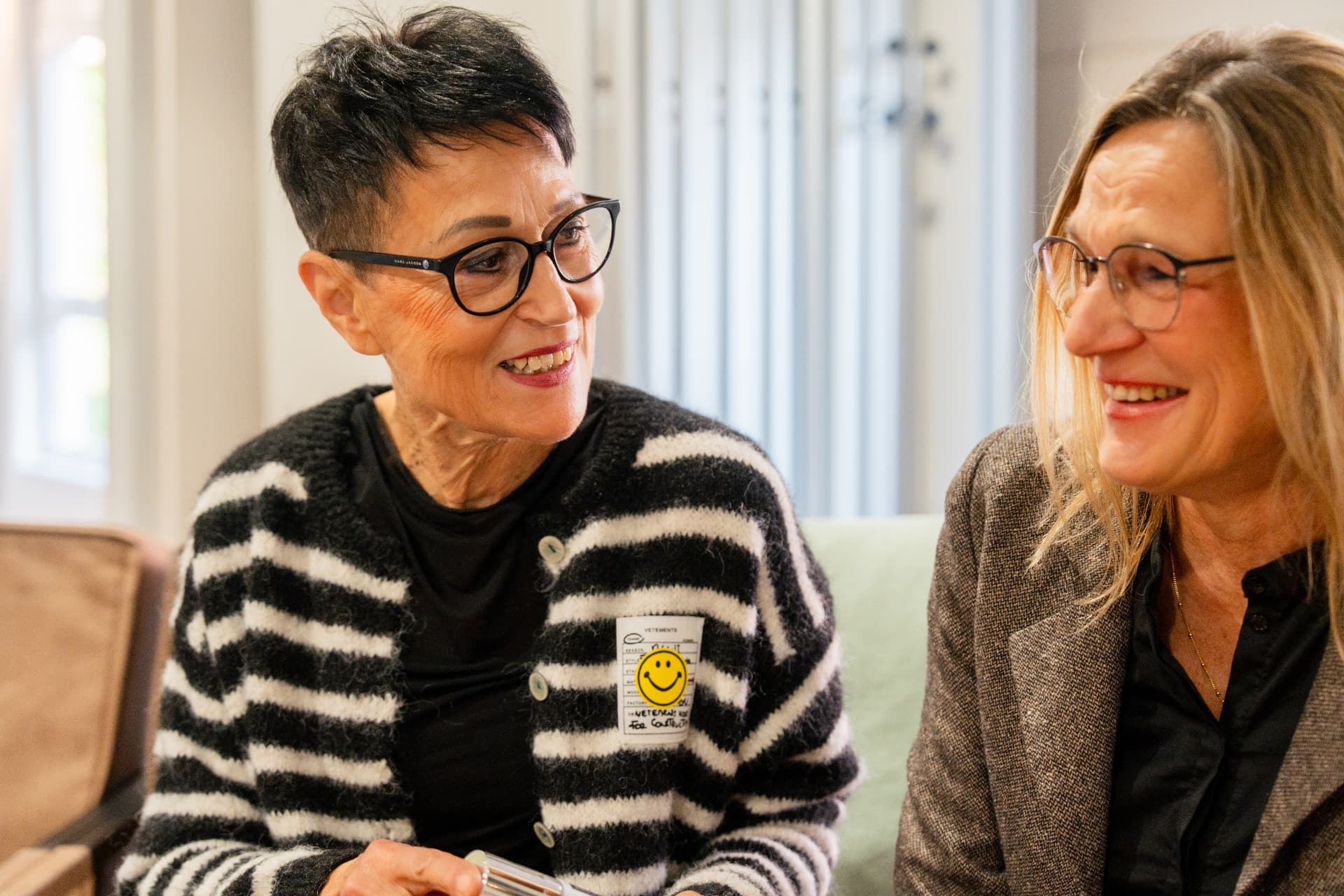 Zwei Frauen im lachenden Gespräch in der Lounge