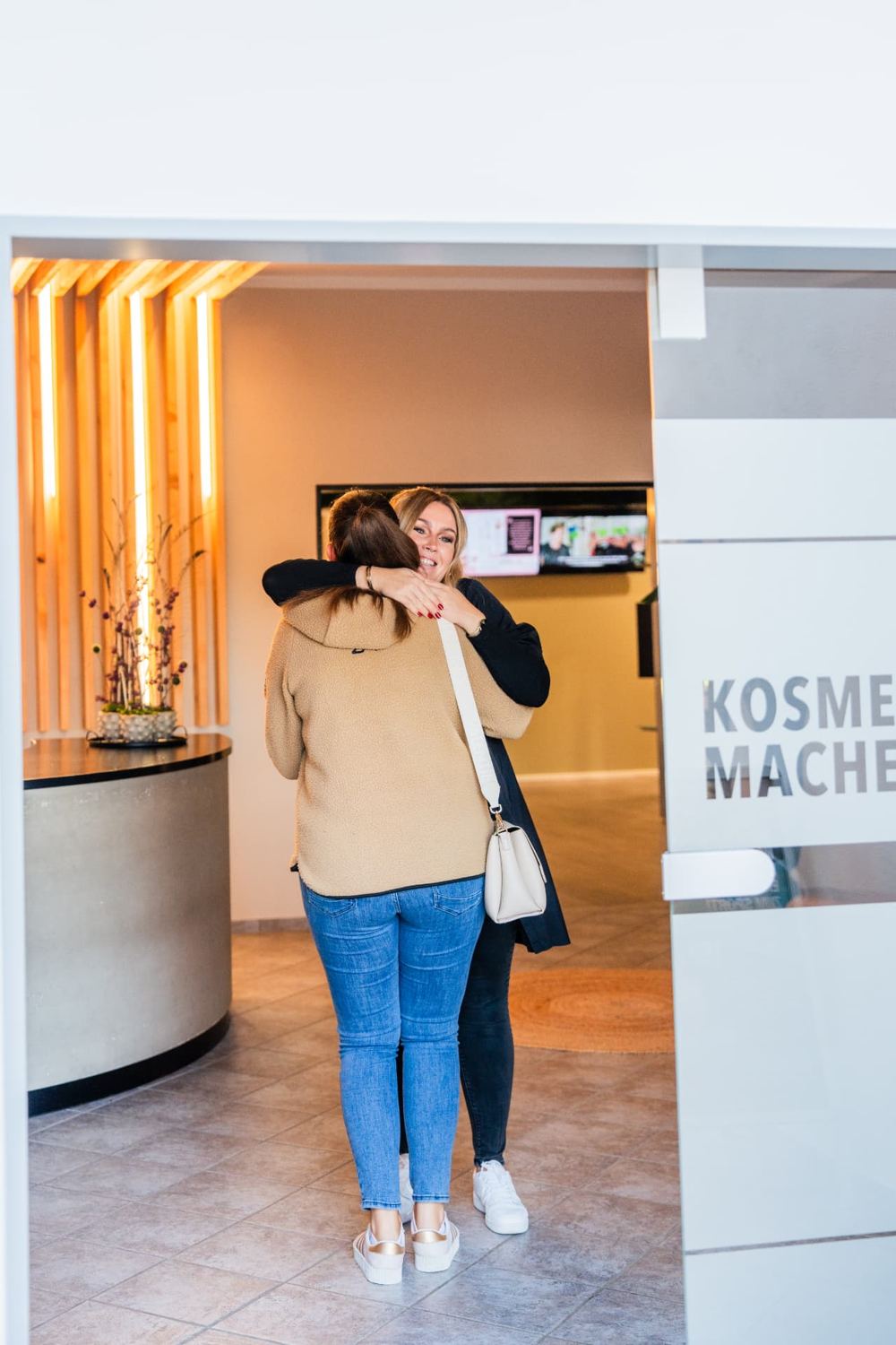 Herzliche Begrüßung am Eingang von hautnah.kosmos