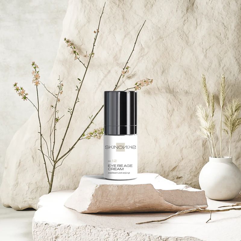 SKINONSKIN EYE RE AGE CREAM auf hellem Stein